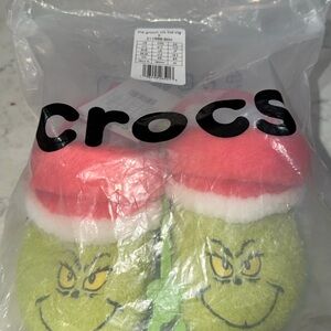 CROCS Fuzzy Grinch Slippers